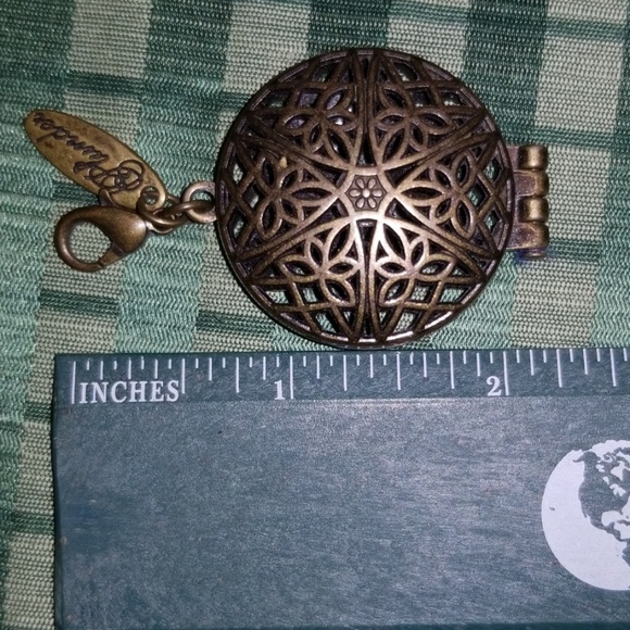 PLUNDER BRACELETS AND PENDANT - Picture 3 of 10